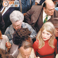 《Crowd #2（Emma）》<br>屬《Face in the Crowd》系列，相中的金髮女子換上一身紅衣造型，在擠迫的人群中，露出一副迷惘的表情。