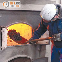 工人每隔十數分鐘便把煤炭送進火爐，保持直火燃燒蒸爐內的麥汁混合物。