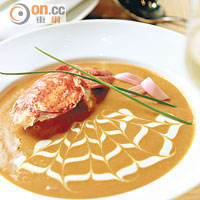 Our Classic Lobster Bisque $178<br>用了2日時間烹調而成的龍蝦湯，100%龍蝦肉和殼等熬煮出味後，經3次過濾後成每一口如絲般幼滑的濃湯。