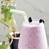 Blueberry Blast $55<br>新鮮藍莓加入原味乳酪及碎冰打製而成，味道酸酸甜甜的，冰涼透心。