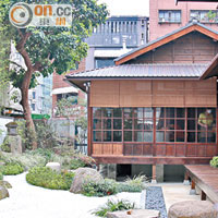 由日本團隊打造的華麗枯山水庭園，內裏擺設的石頭大多是原本舊宅留下來的。