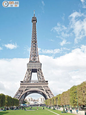 在法國除了會去艾菲爾鐵塔留倩影外，更有半天自由活動時間，趁機在巴黎買個手袋送給媽媽吧。