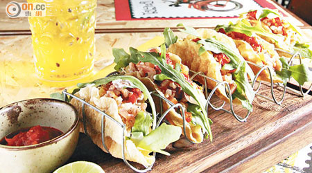 （前）Tuna Tartare Wonton "Tacos" $145 、（後）Passion Fruit Caipiroska $98<br>