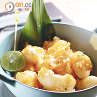 Spicy Shrimp $138<br>外形如同經典小食Popcorn Shrimp一樣，把越南黑虎蝦用高溫油炸而成，不過就拌入了是拉差辣椒醬、蛋黃醬和蒜頭做成的醬汁，增添香辣味道。