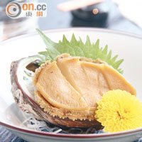 日式煮鮑魚<br>日本九州的新鮮鮑魚先與味醂、清酒和昆布等煮約1小時，使其入味後，最後再切片奉客。