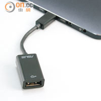 平板僅得microUSB端子，要靠附送的轉接線駁上USB裝置。