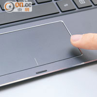 Touchpad備有金屬包邊，手工雖然精緻，但Size細咗啲。