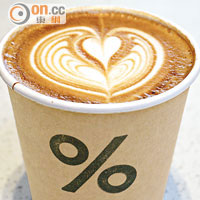 Single Origin的Caffe Latte，每杯¥500（約HK$30），就可試到日本區拉花冠軍的手勢。