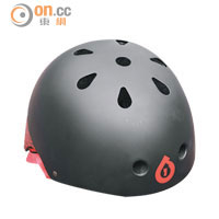 裝備一覽<br>661板仔頭盔<br>頭盔設計簡約，避免失重心跌倒時撞傷頭部。售價：$680