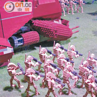 《星球大戰首部曲：魅影危機》有關Battle of Naboo的一幕，特別設計的積木令機械兵的造型更生動。