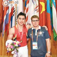 吳翹充在「亞洲體操錦標賽男子吊環項目奪銅獎」與教練分享比賽的喜悅。