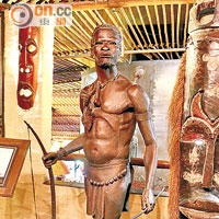 餐廳裝潢散發着非洲原野風味，四周陳列着不同土著的人形木雕。