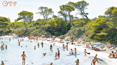 限量系列印上Massimo Vitali拍攝的Porquerolles島海灘照片。