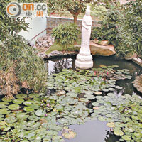 菩提禪院內的觀音像，坐立於池塘邊上。