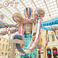 「八面靈龍」是一個高20米、長35米、重1,200公斤的布料藝術裝飾。