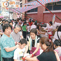 舞過醉龍，鮮魚行的代表便會在紅街市和祐漢街市及營地街市前地分發龍船頭飯，引來大批市民排隊輪候。