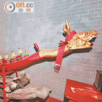 廟內的鯨骨龍舟，既是歷史文物，亦是人人前來摸一摸的吉祥物。