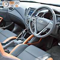 充滿動感的車廂裝潢，分別以黑、橙、銀色配搭，注目度十足。