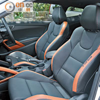前座屬跑車專用的桶椅，並加入橙色飾條兼繡有Turbo字樣，認真吸引。