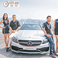 梅賽德斯——奔馳香港有限公司行政總裁柏以德先生（左二）和表演嘉賓伍家麒（右二）在新抵港的Mercedes-AMG C63旁合照。