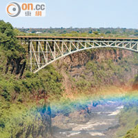 有時間的話，還可到Victoria Falls Bridge大玩笨豬跳，以不一樣的方式欣賞這瀑布。