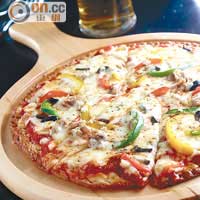 Rude's Style Chicken Pizza $110<br>薄餅的底層厚薄適中，加上芝士、雞肉和燈籠椒等豐富餡料，烤焗後金黃香脆，味道不俗。