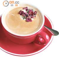 Rose Latte $35<br>瑞士烘焙的混合咖啡豆味道濃郁，加入鮮奶及玫瑰糖漿後，入口甘醇富幽香。