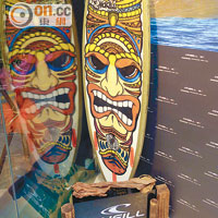 店內展示由著名插畫家Luke McKill打造的滑浪板。