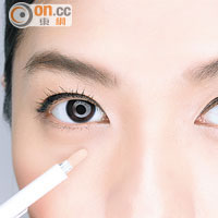 iv.先利用淺色遮瑕霜減淡黑眼圈，再掃上膚色遮瑕霜營造一致膚色。