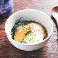 Uni Onsen Egg $98<br>原本用日本紫菜、甜豉油、青芥辣及細香葱調成醬汁，伴以滑溜甘香的溫泉蛋已滋味無窮，以全新面貌登場後加上分量十足的加拿大鮮甜海膽，更值得一試。