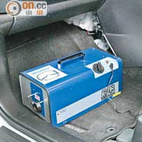 專用儀器所釋放的負離子能有效清除車廂異味和細菌。