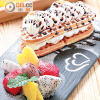 Waffle with Fresh Fruit $58<br>選用時令的新鮮菠蘿、火龍果及士多啤梨伴碟，窩夫較一般的來得薄身，吃起來也較為香脆。