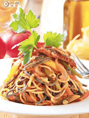 Ink Pasta and Spaghetti with Dried Tomato Sauce and Spicy Salmon $88<br>煙韌有咬口的墨汁麵條混合意粉用自家製的番茄醬去煮，配上微辣的三文魚，十分惹味。