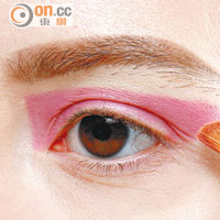 STEPS<BR>以平腳眼影掃點上少許桃紅色眼影，在眼頭位置垂直畫一條線，然後從眼頭畫一條橫線至眼尾，再在眼尾畫出一個三角形以作Outline，完成Outline後把顏色填滿便成。