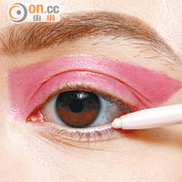 用粉紅珍珠眼線筆在下內眼線位置填色，從而使眼神更明亮。