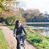 單車慢騎也是一種慢遊法國的方法，Sarah說，不少著名畫家常來這個巴黎近郊的湖泊創作。