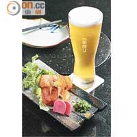 炸八爪魚餅 $88、KIRIN $52/杯（d）<br>去過築地都應該聽過百年老店「佃權」的大名，八爪魚餅就是這兒的出品，師傅用攝氏50度慢火煮熟再炸成外脆內嫩的佐酒菜，雖是炸物卻清淡可口，配生啤一流。