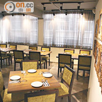 餐廳雖然主打中東菜，但布置得雅致富氣氛，甚有高級西餐廳格調。