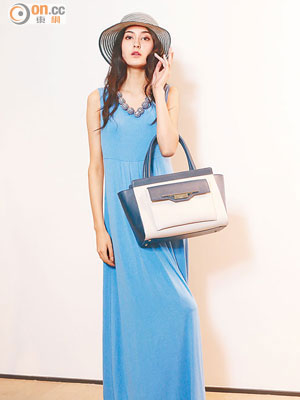 藍色連身裙 $2,880、闊邊帽子 $1,080、手袋 $3,980<br>造型充滿悠閒度假感覺，藍色背心連身長裙舒適悅目，手挽皮革手袋，散發優雅時尚感。