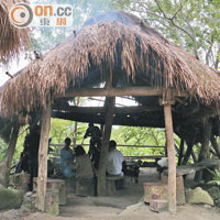 由館長阿力曼和布農族人親手建造的草屋。