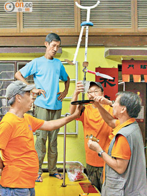 長洲體育會一班領隊師傅製作了飄色支架20多年，叫小朋友來試架，稱之為「試色」。
