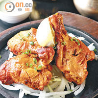 天多羅燒雞 $92<br>雞件以印度香料Masala、檸檬汁、薑及乳酪醃製，再放入傳統印度泥窰烤爐Tandoor烤焗，火喉控制得宜，雞肉的肉汁得以保存。