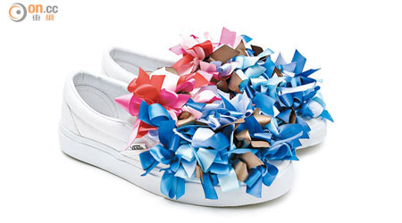 CHICTOPIA設計師Christine Lau的鞋子飾以藍色、粉紅色和紅色的緞帶。