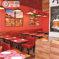 以紅色為主題的餐廳，牆上掛着多幅風景畫，甚有東歐味道。
