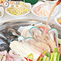 韓式海鮮鍋 $358 <br>以鹹魚仔、韓式辣椒粉炮製的湯底，有齊蝦、青口、蜆、八爪魚和魚肉，用料豐富，即煮即吃，新鮮熱辣最美味。
