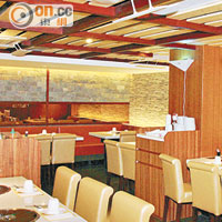 新店與大部分韓國餐廳一樣以簡潔裝潢為主調，室內空間感十足。