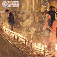 光明節期間信徒愛在大金寺廣場點蠟燭作祭拜，一片火光媲美煙火燦爛。