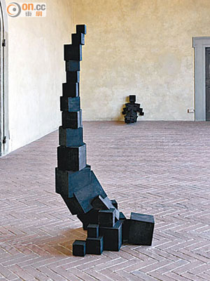 Antony Gormley融合​Forte di Belvedere的建築特色，展示超過​100件雕塑作品。