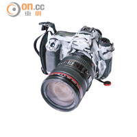 器材一覽<br>Francis選用Canon EOS 6D單反相機，當沒有電動雲台時會連上快門線拍攝。