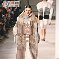 Prabal Gurung<br>大衣不規則地拼接着皮草，設計感強。